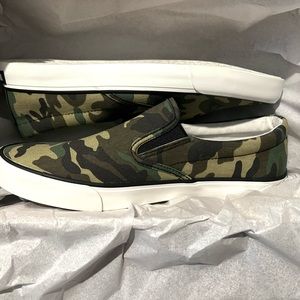 NWOT “The Run” 🥷🏾 Kenneth Cole Slip On ✨ Olive Camouflage 👑
